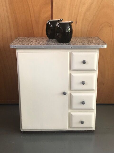 Kitchen service cabinet