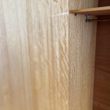 Armoire en bois clair