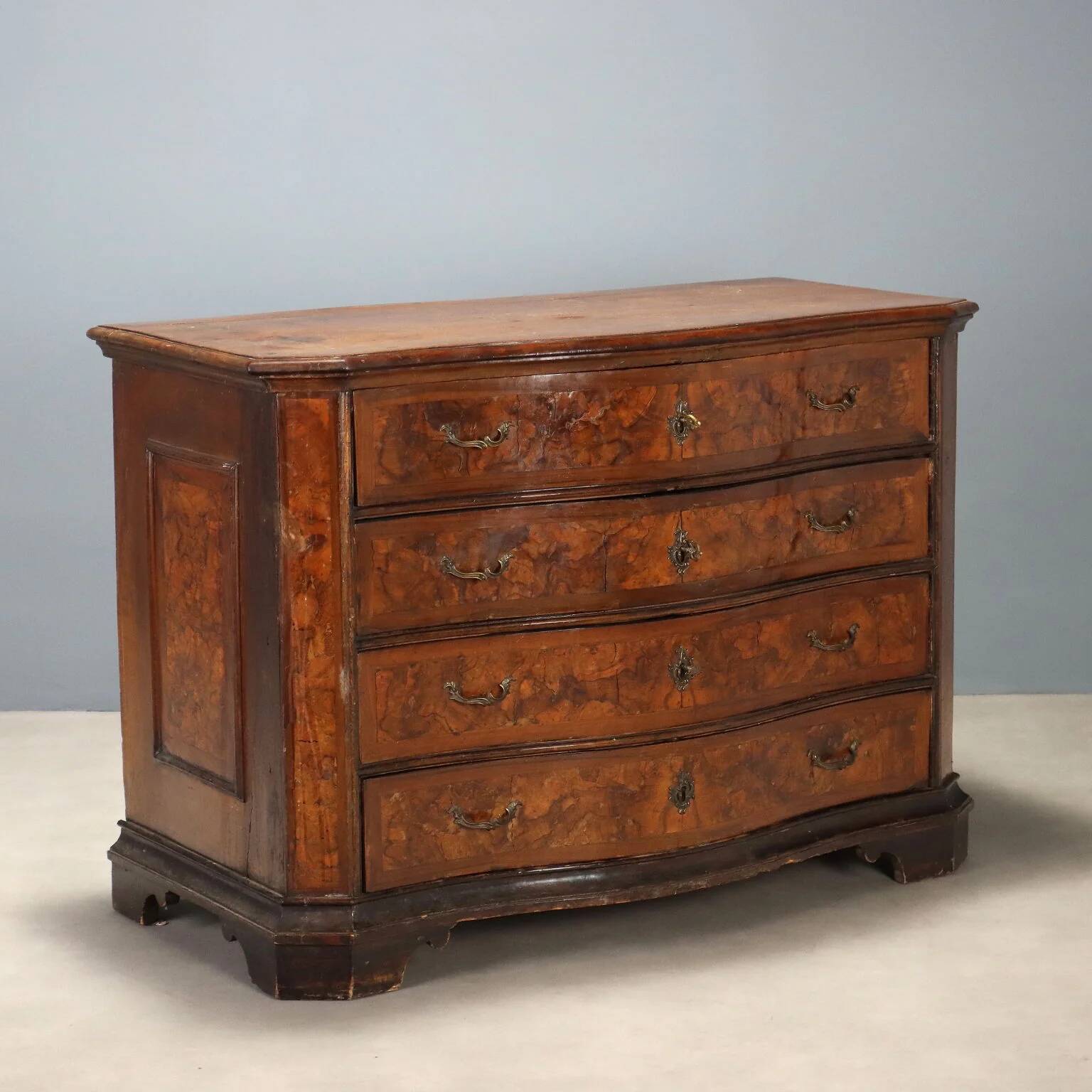 Baroque walnut commode - Lombardy 17th century