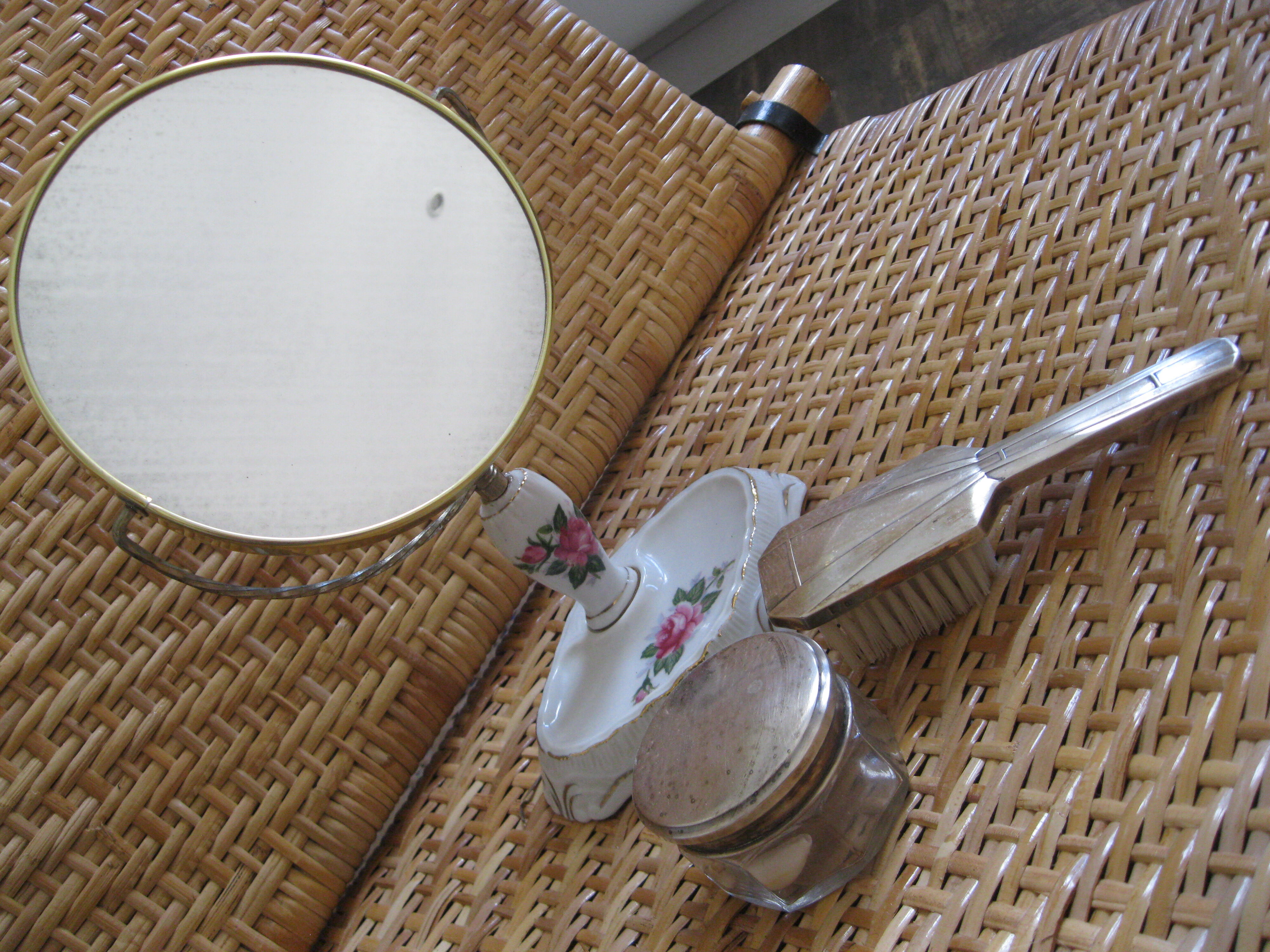 Mirror to lay on porcelain swivel foot