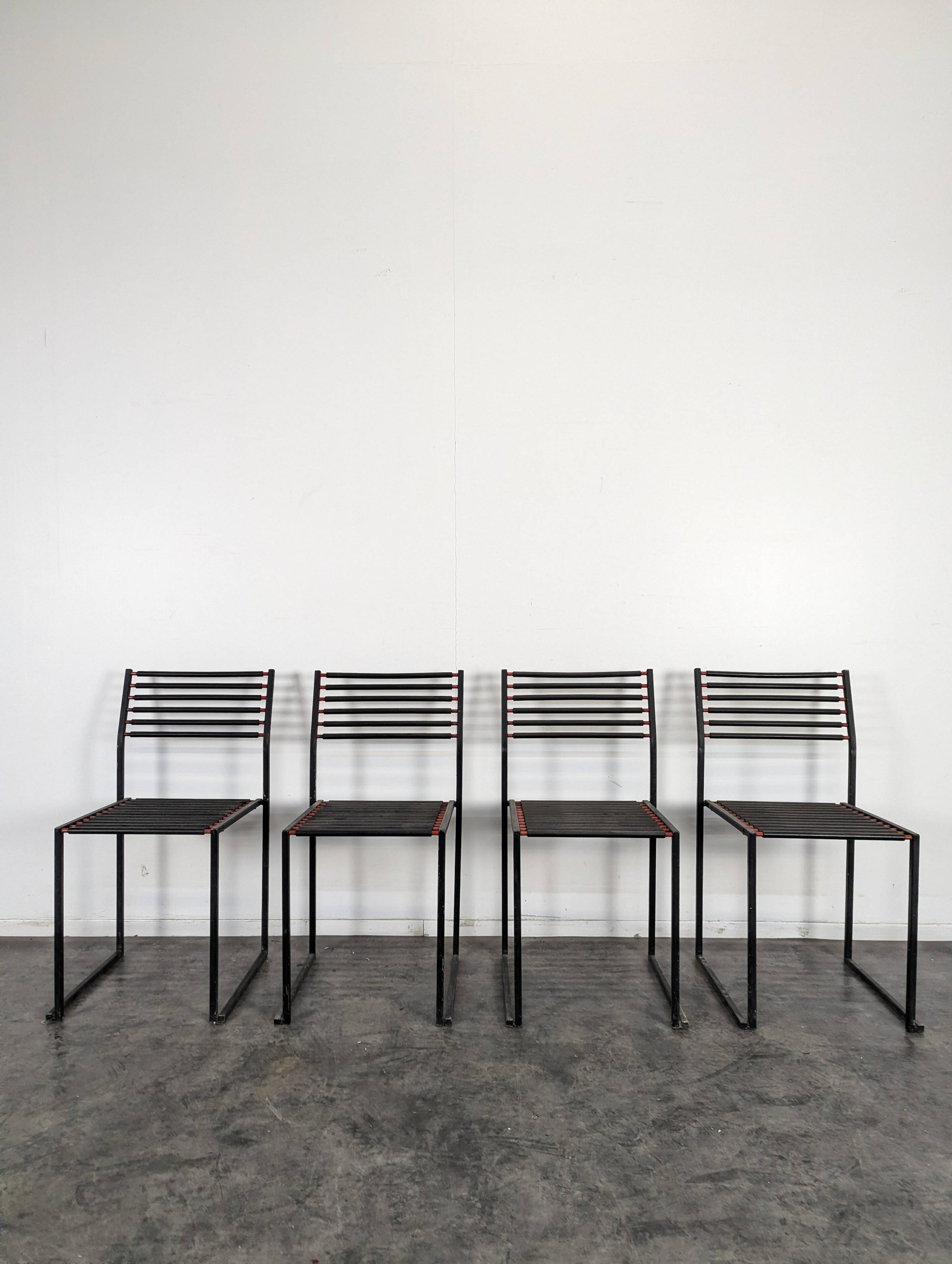 Série de 4 chaises style Memphis