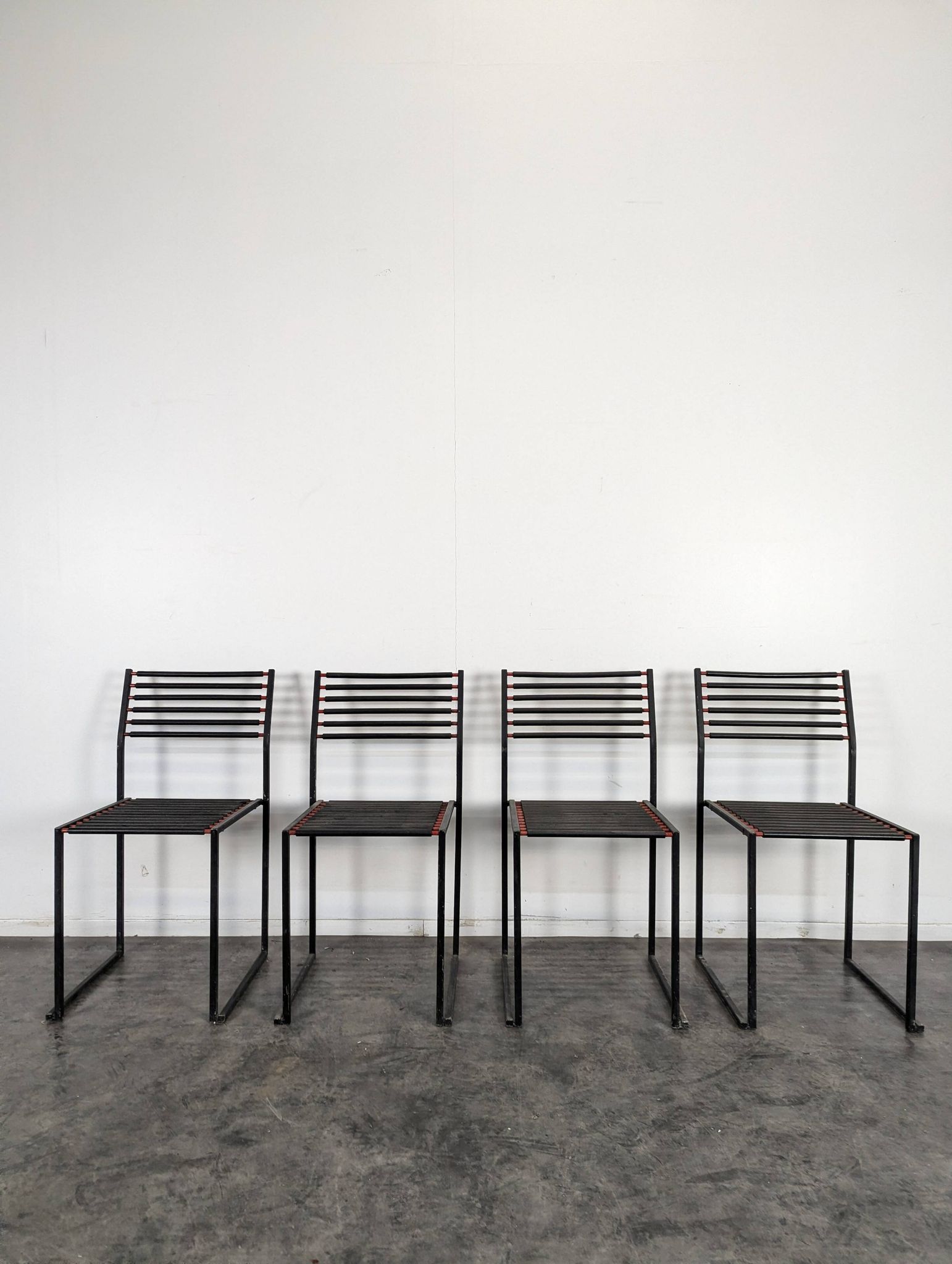 Set of 4 Memphis style chairs