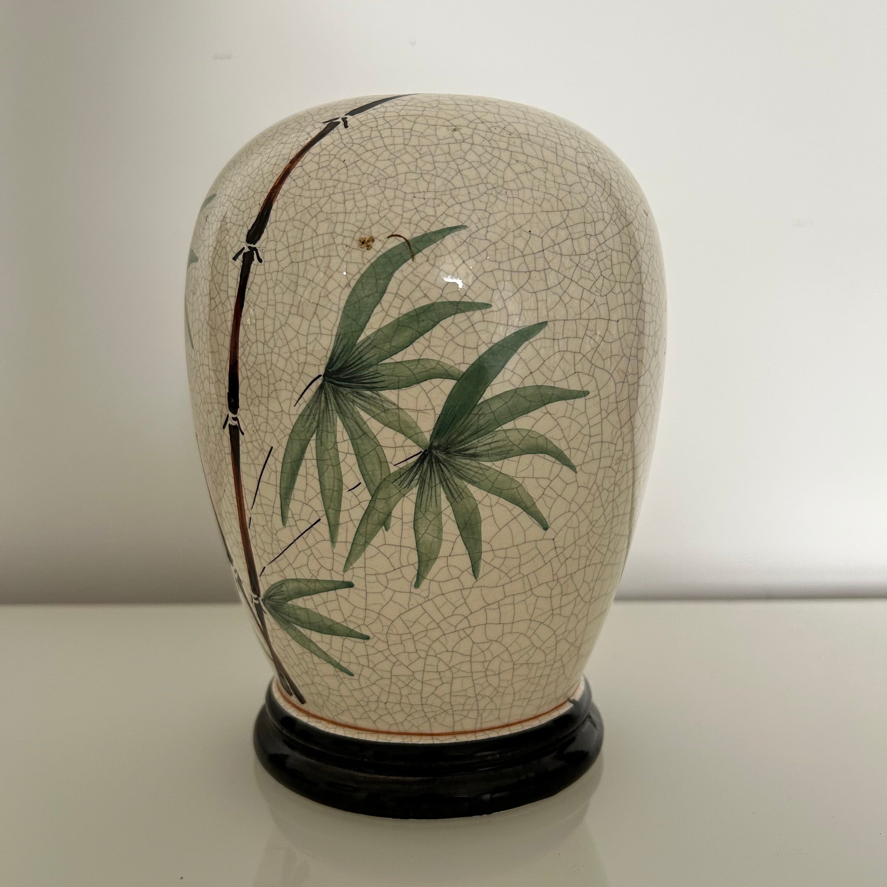 Vase signé décor bambous