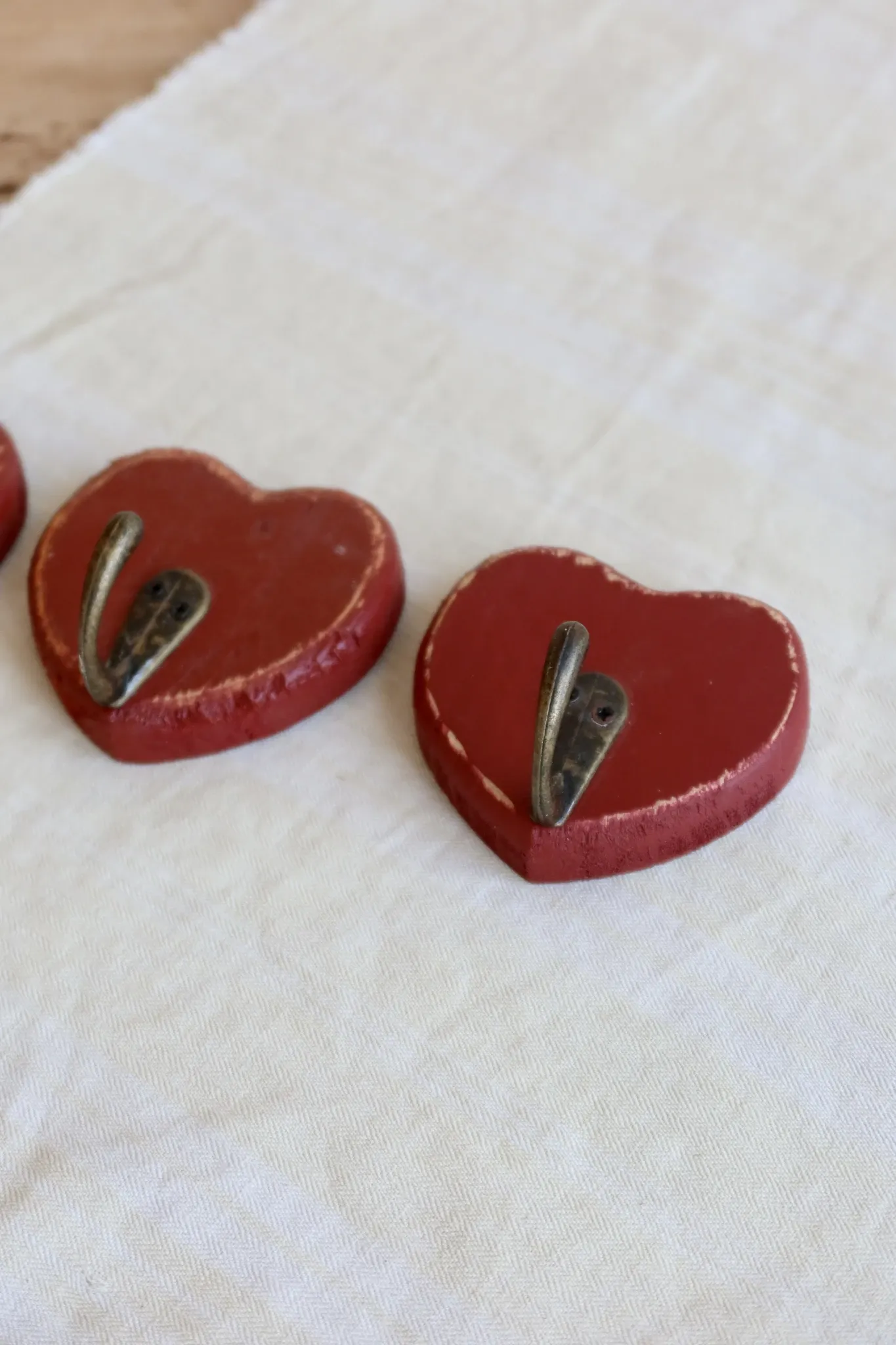 3 vintage heart-shaped wall hooks - Red painted wood and hook
