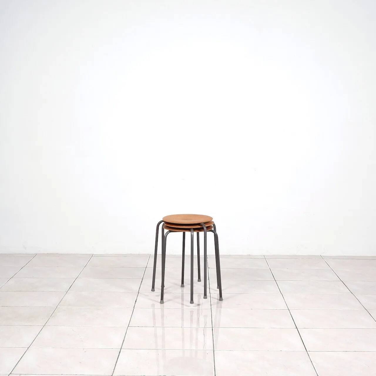 Stackable 3-legged stools in teak / metal