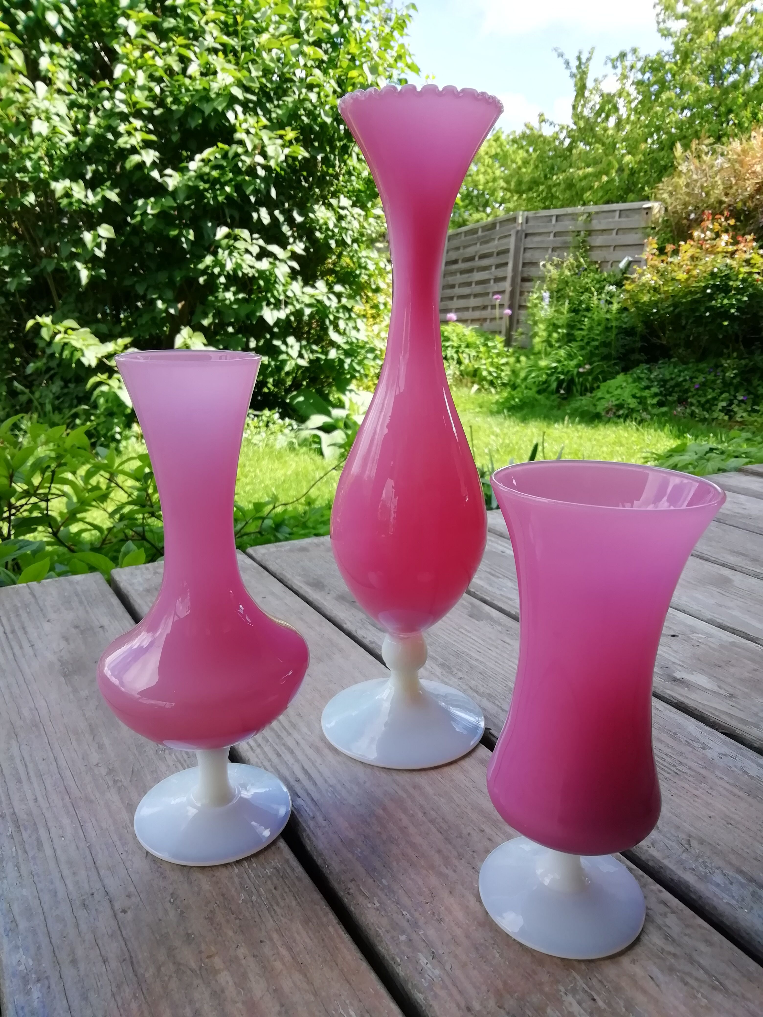 Lot de vases en opaline rose