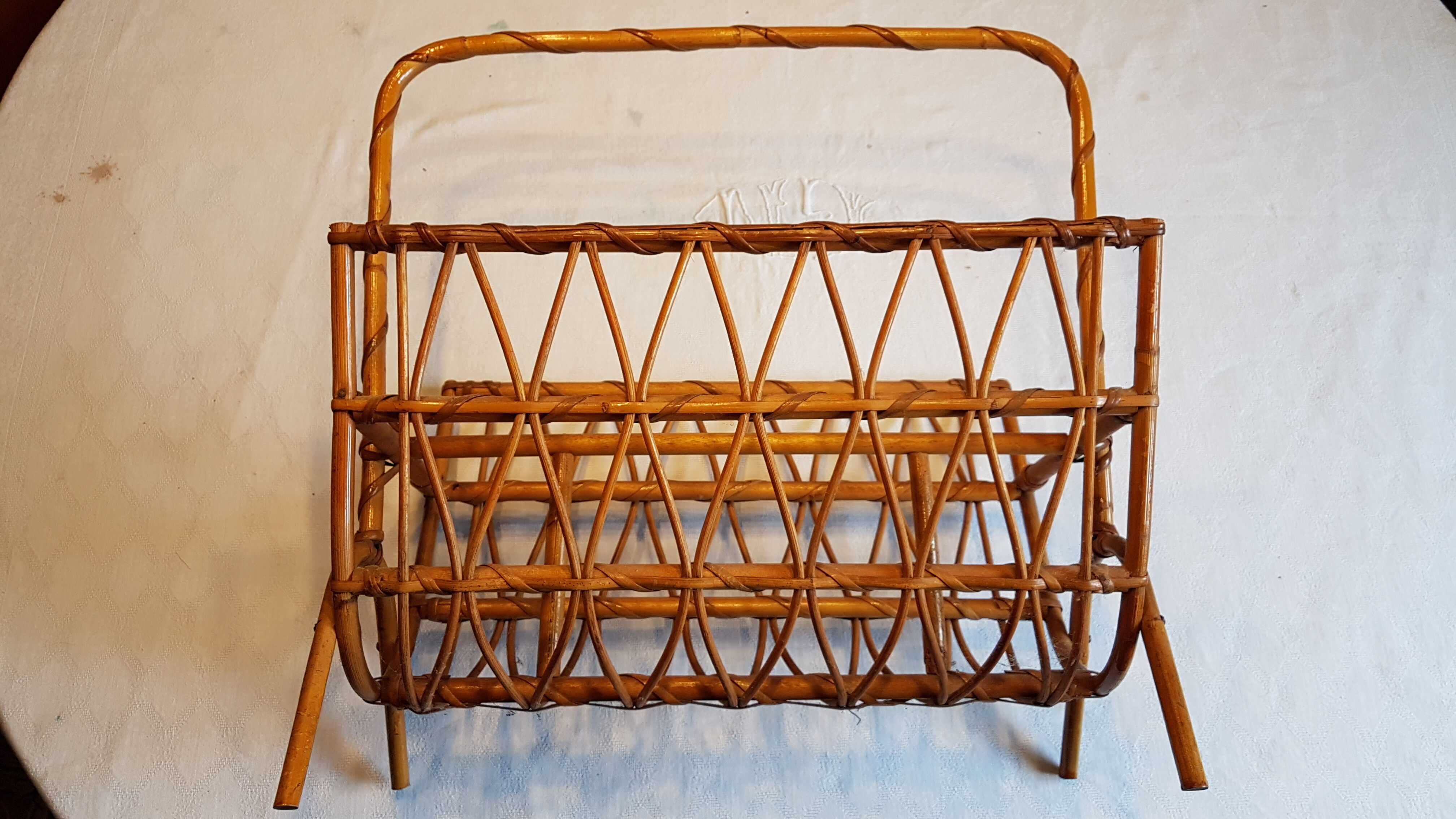 Porte revue en osier rotin des années 70