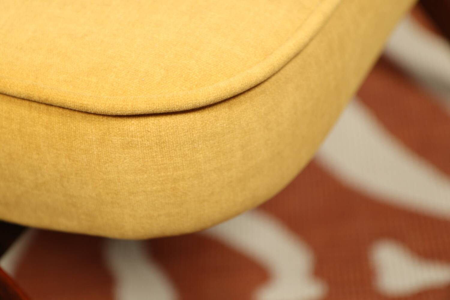 Fauteuil en bois et velours jaune par Chierowski