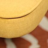 Fauteuil en bois et velours jaune par Chierowski