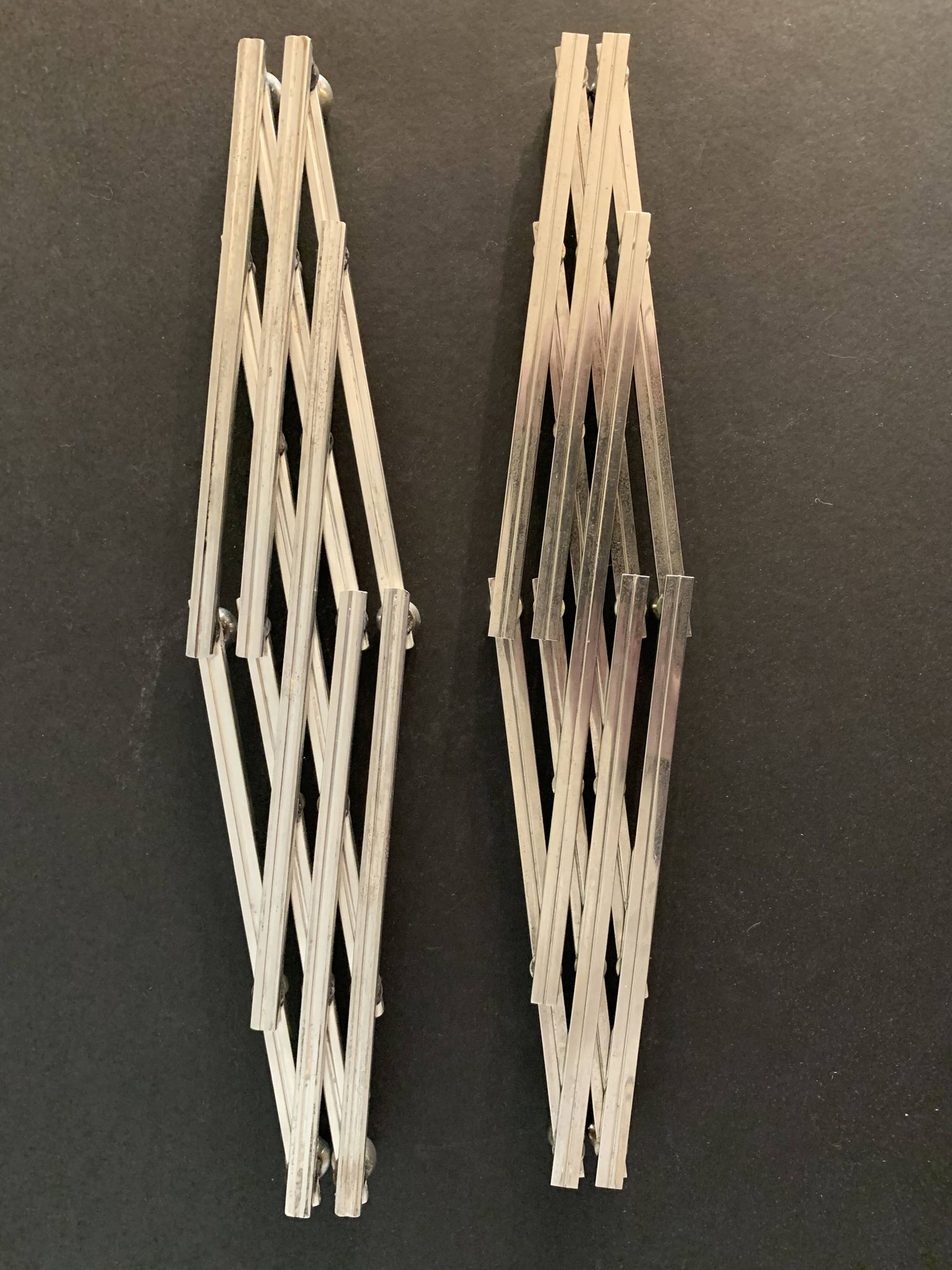 Paire de dessous de plat anciens extensibles métal argenté 1940