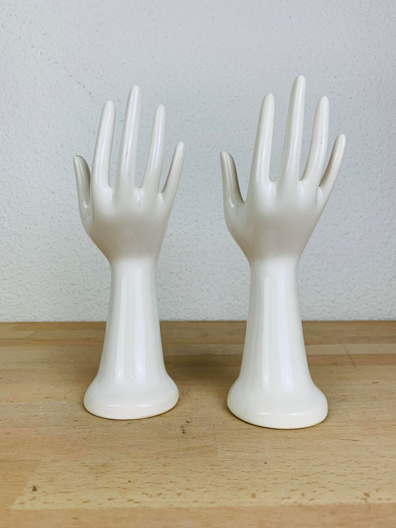 Pair of hands white ceramic soliflore