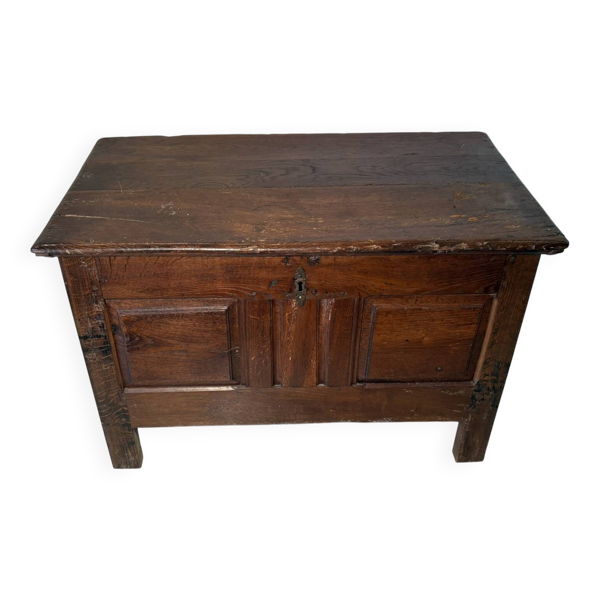 Coffre ancien rustique en chêne, ferrures d’origine et panneaux moulurés