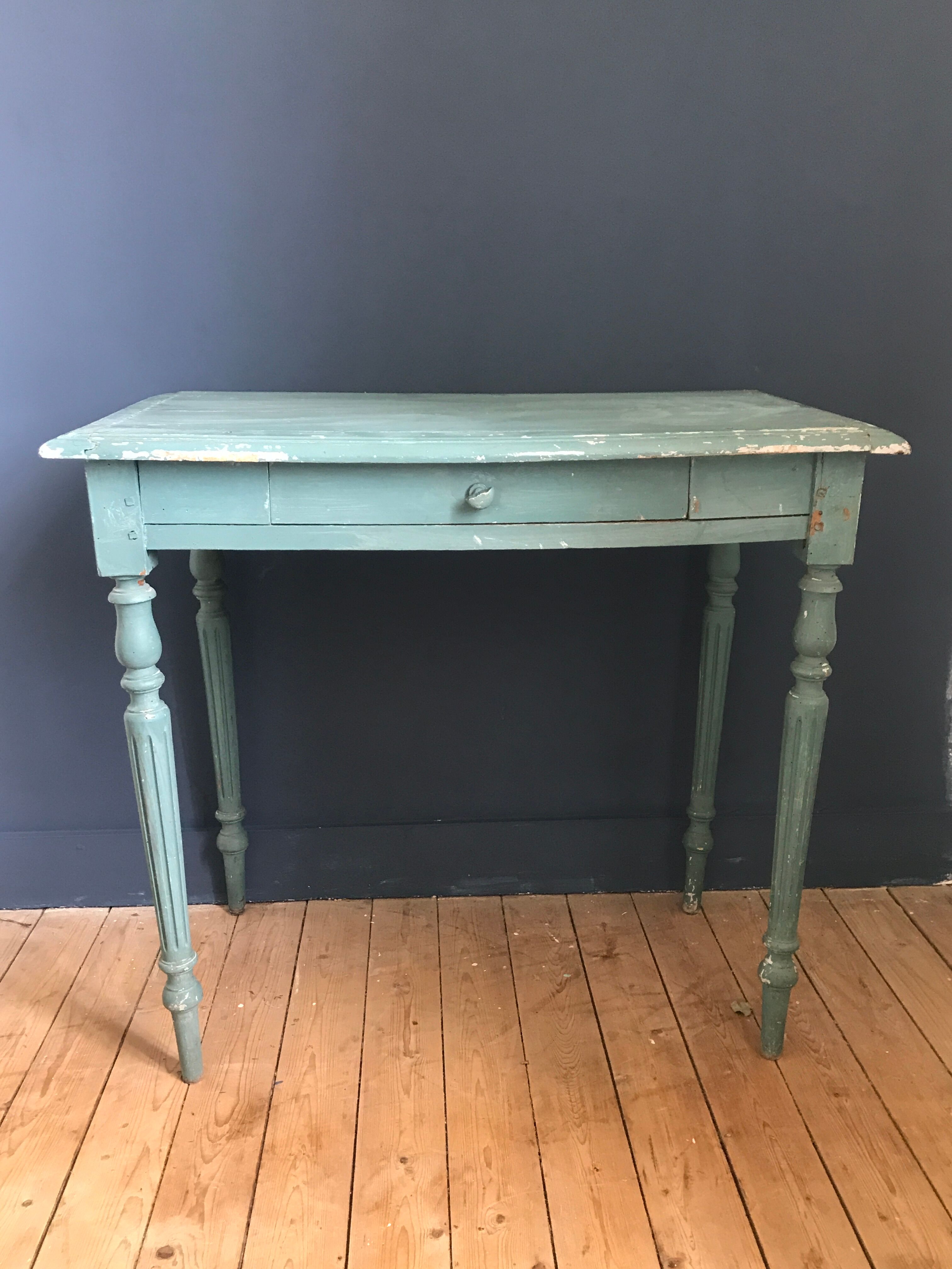 Small table and its original blue patina