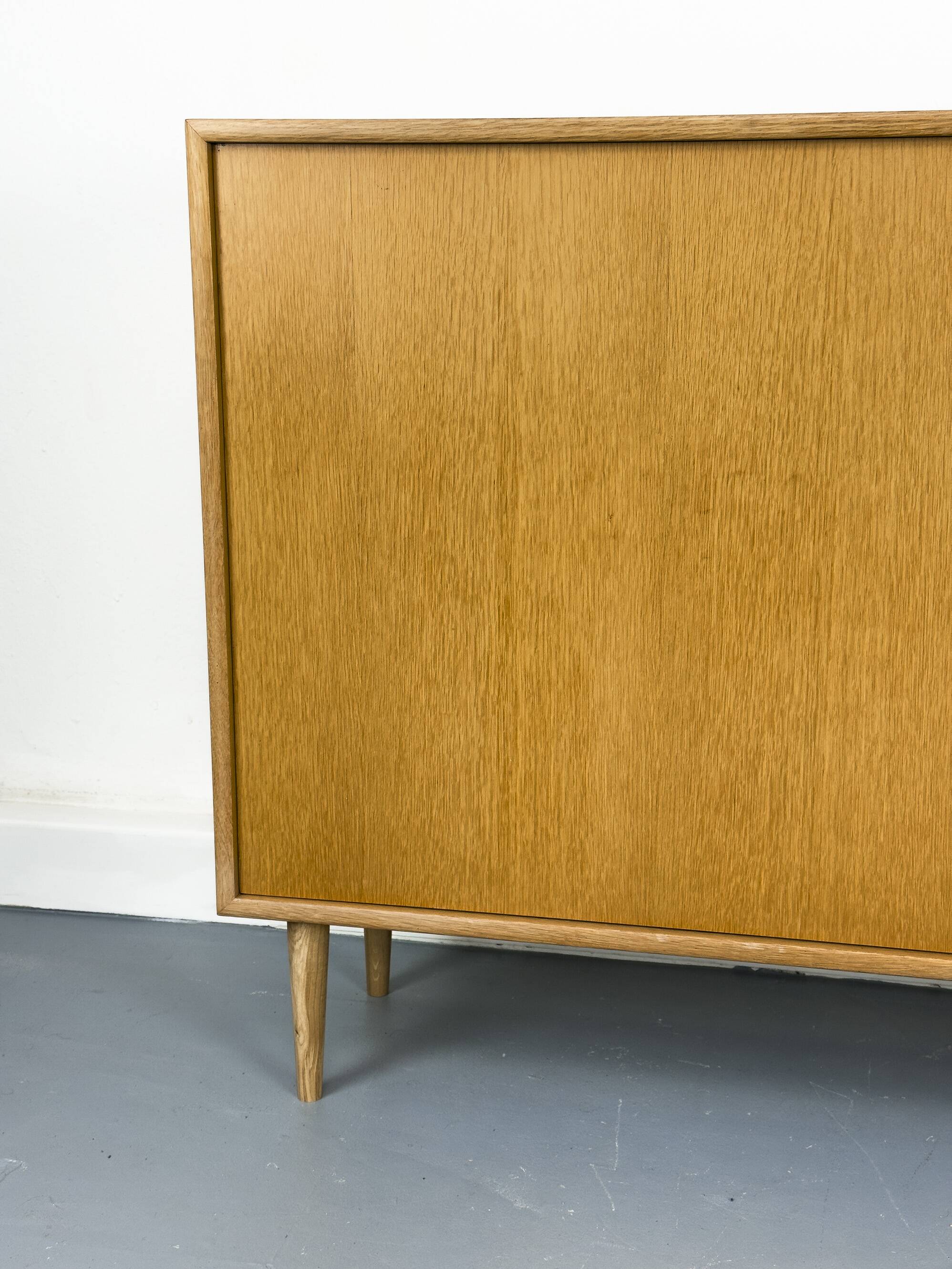 Cabinet en chêne avec une porte coulissante de WK Möbel, années 1960.
