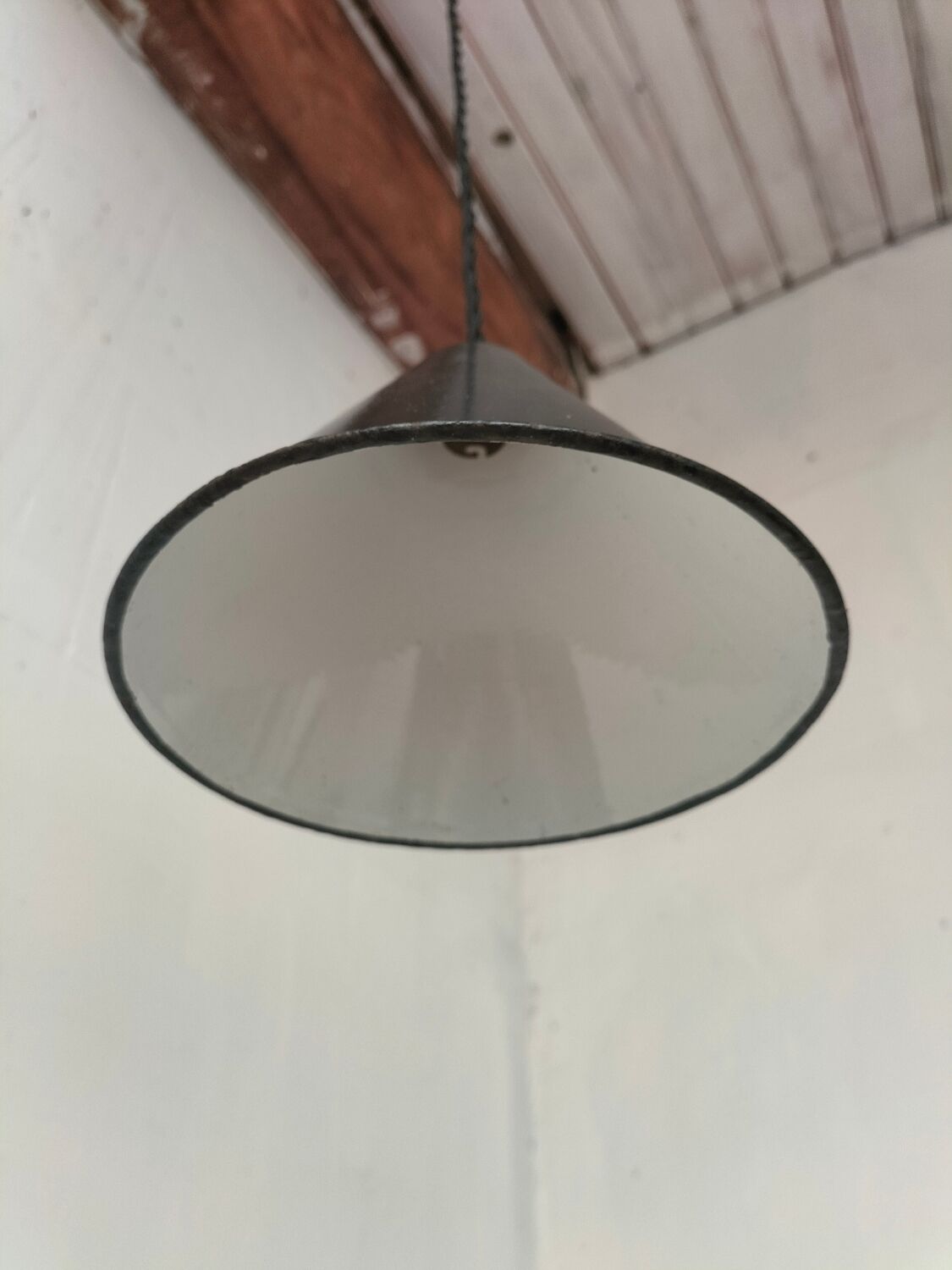 Enamelled sheet metal cone pendant light