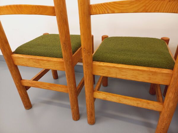 Suite de 4 chaises vintage en pin et tissu bouclette vert kaki des années 70