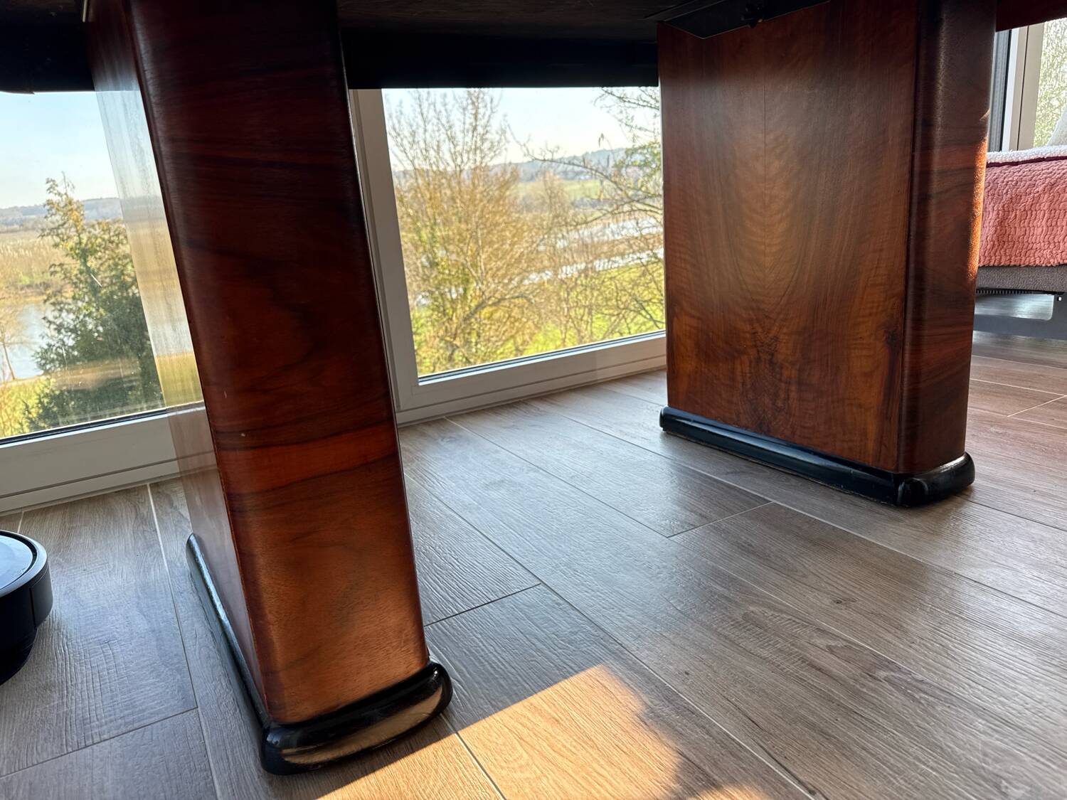 English Art Deco table in flamed walnut – London, 1960