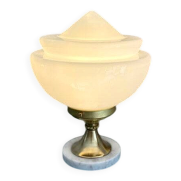 Mid-century lamp with a white opaline saucer.
