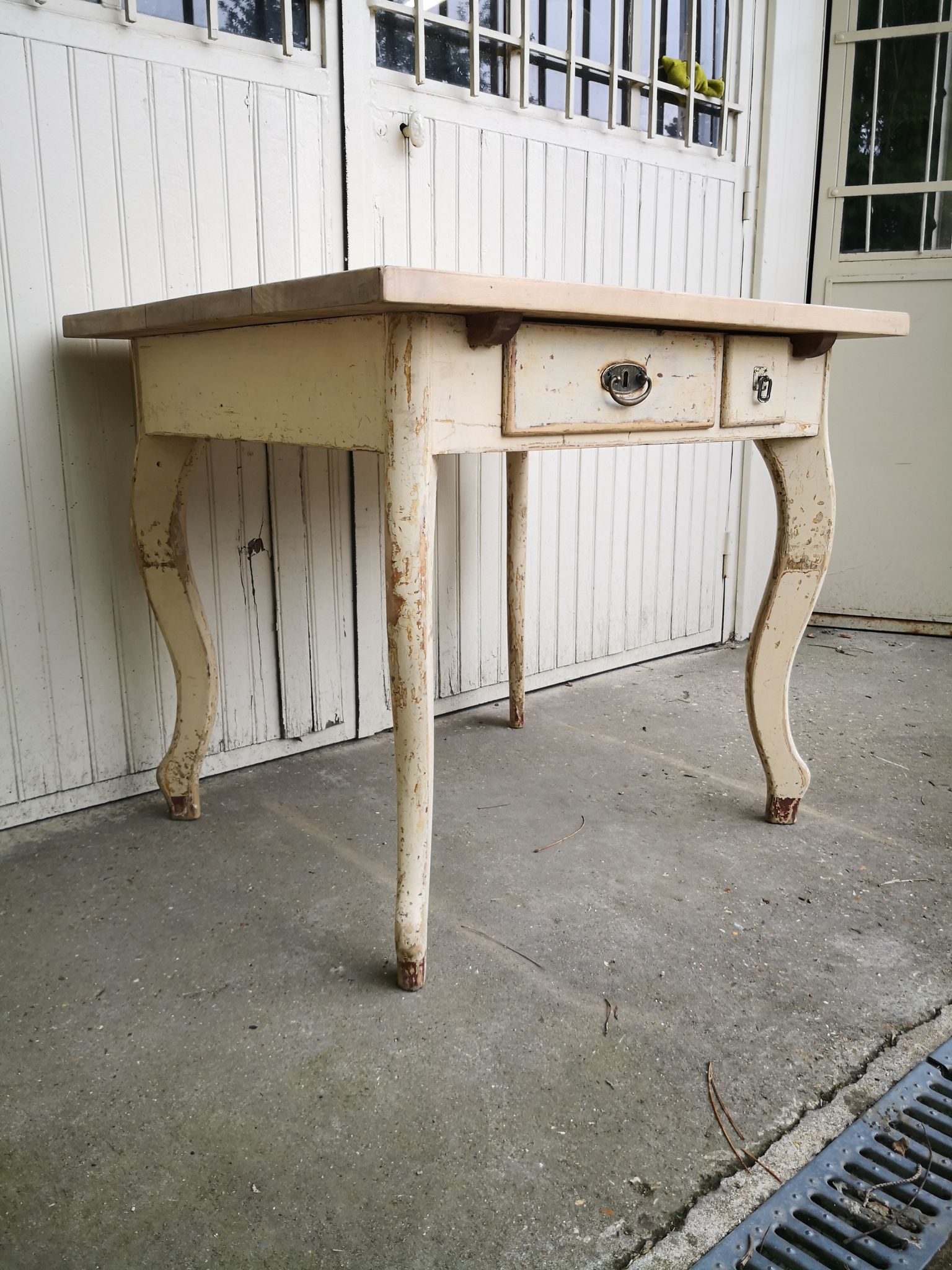 Table de cuisine vintage en bois, pieds courbés