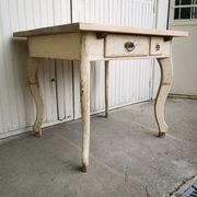 Table de cuisine vintage en bois, pieds courbés