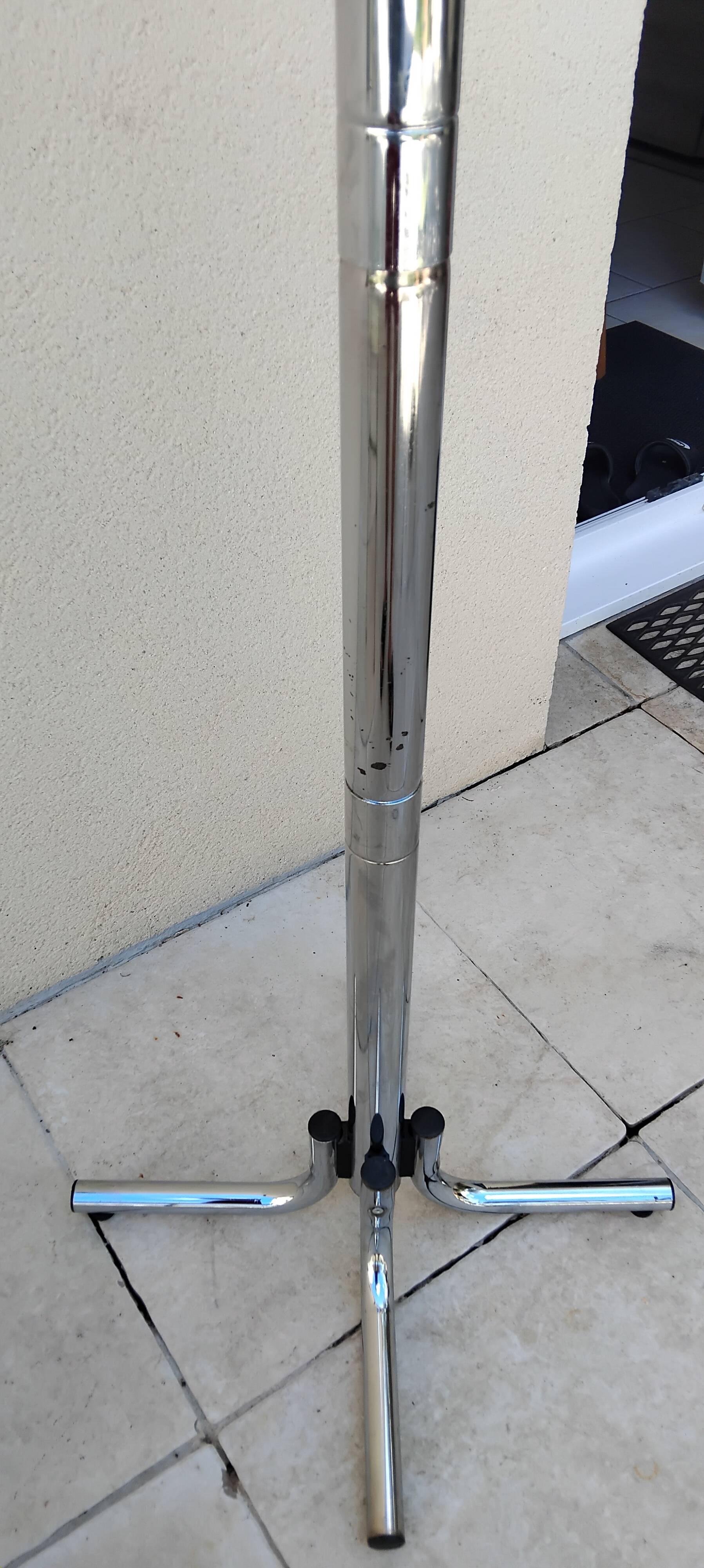 Vintage chrome coat rack parrot design from the 70s and 80s.