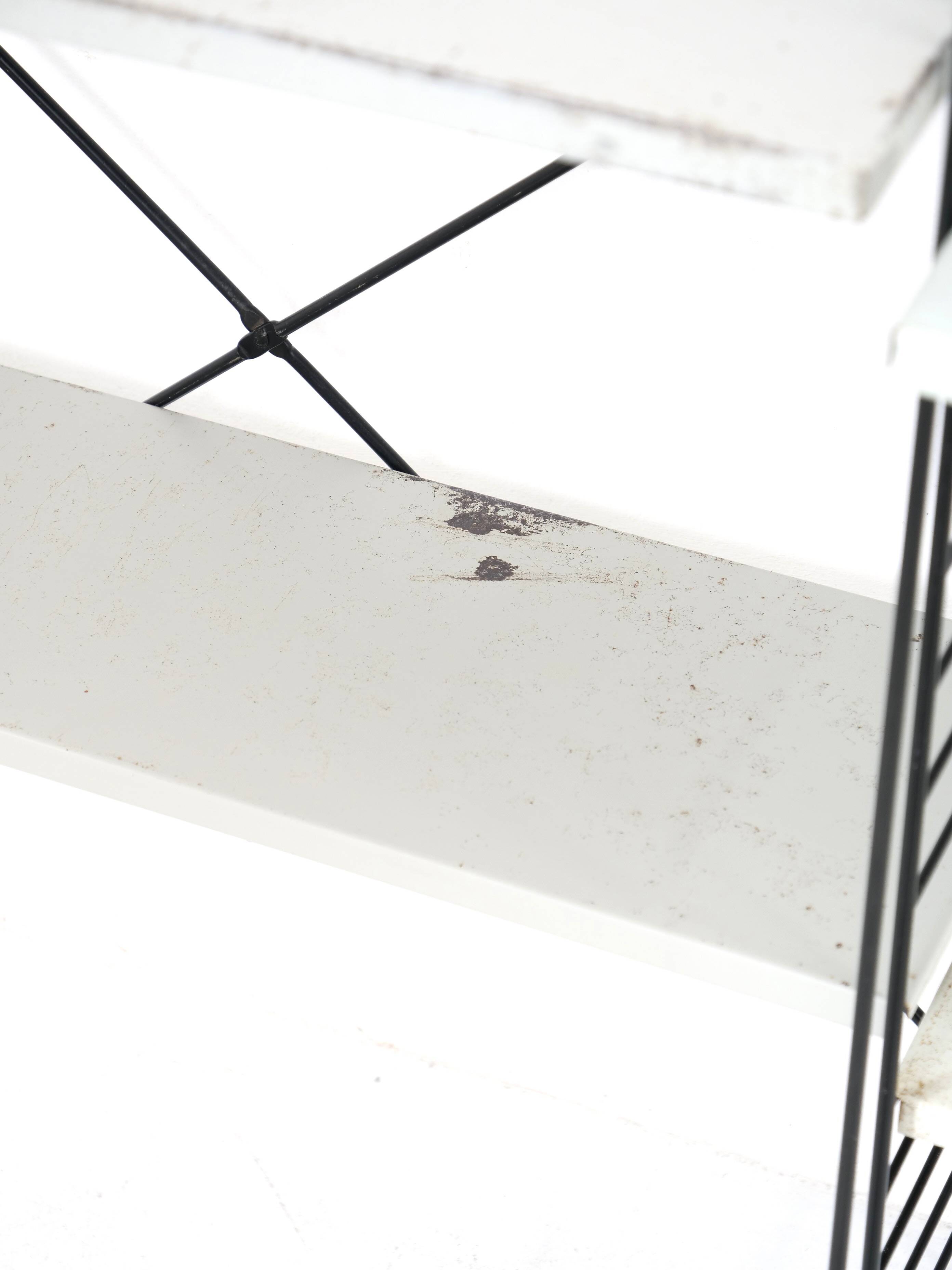 Tomado floor shelf in shades of gray