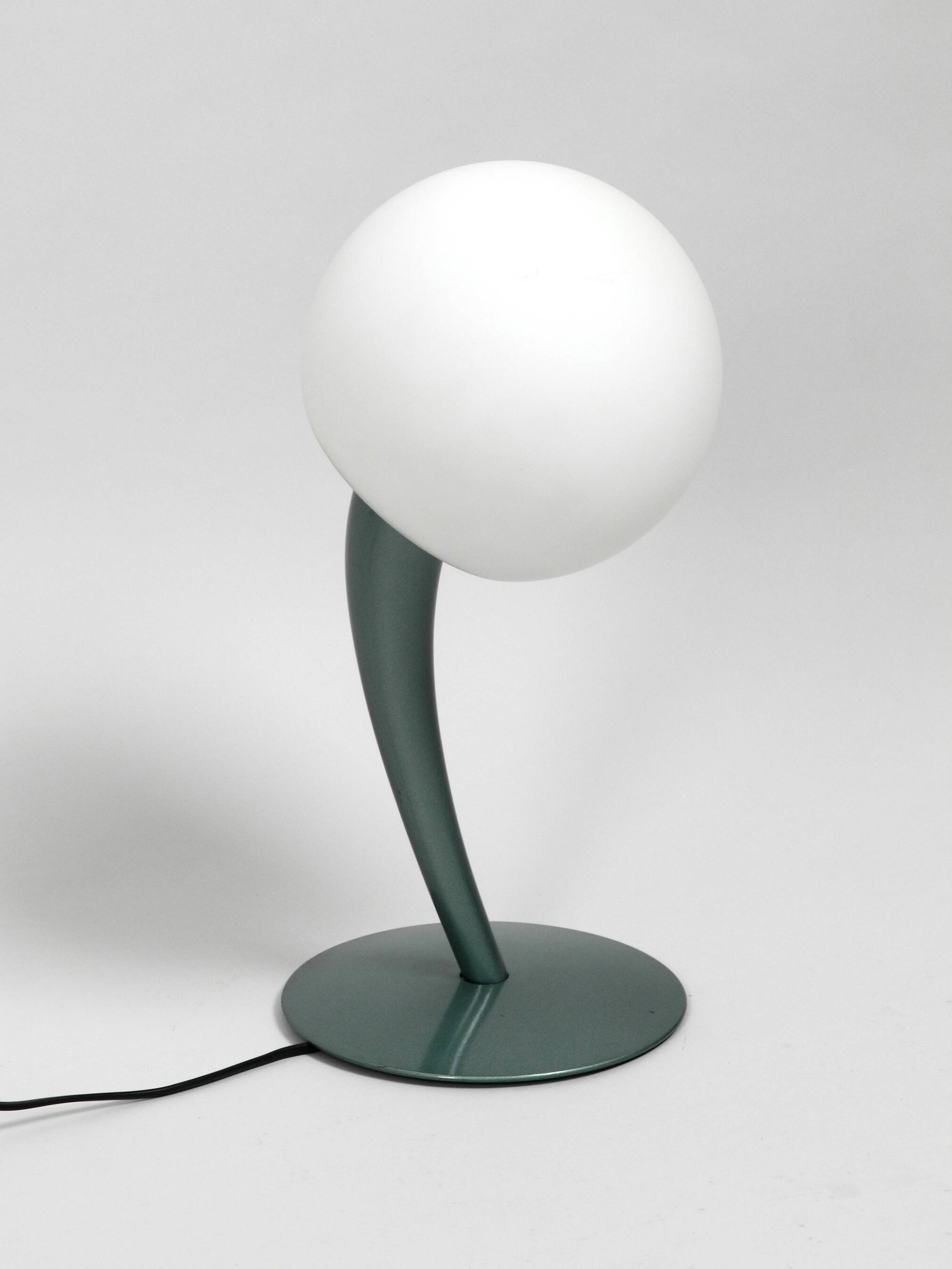 Grande lampe de table en métal extraordinaire des années 80 avec abat-jour en verre opale.