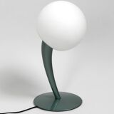 Grande lampe de table en métal extraordinaire des années 80 avec abat-jour en verre opale.