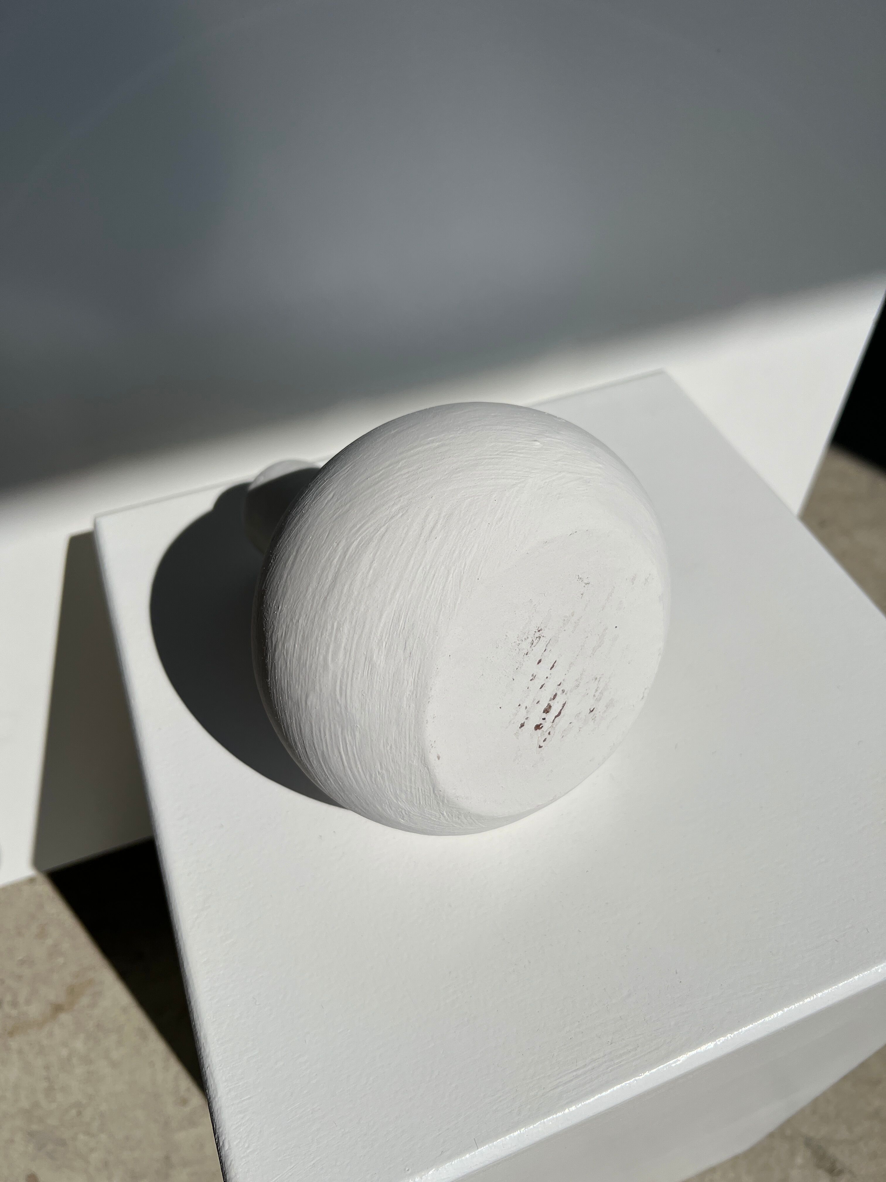 Handmade soliflore drop vase in terracotta painted white h:20 d:15