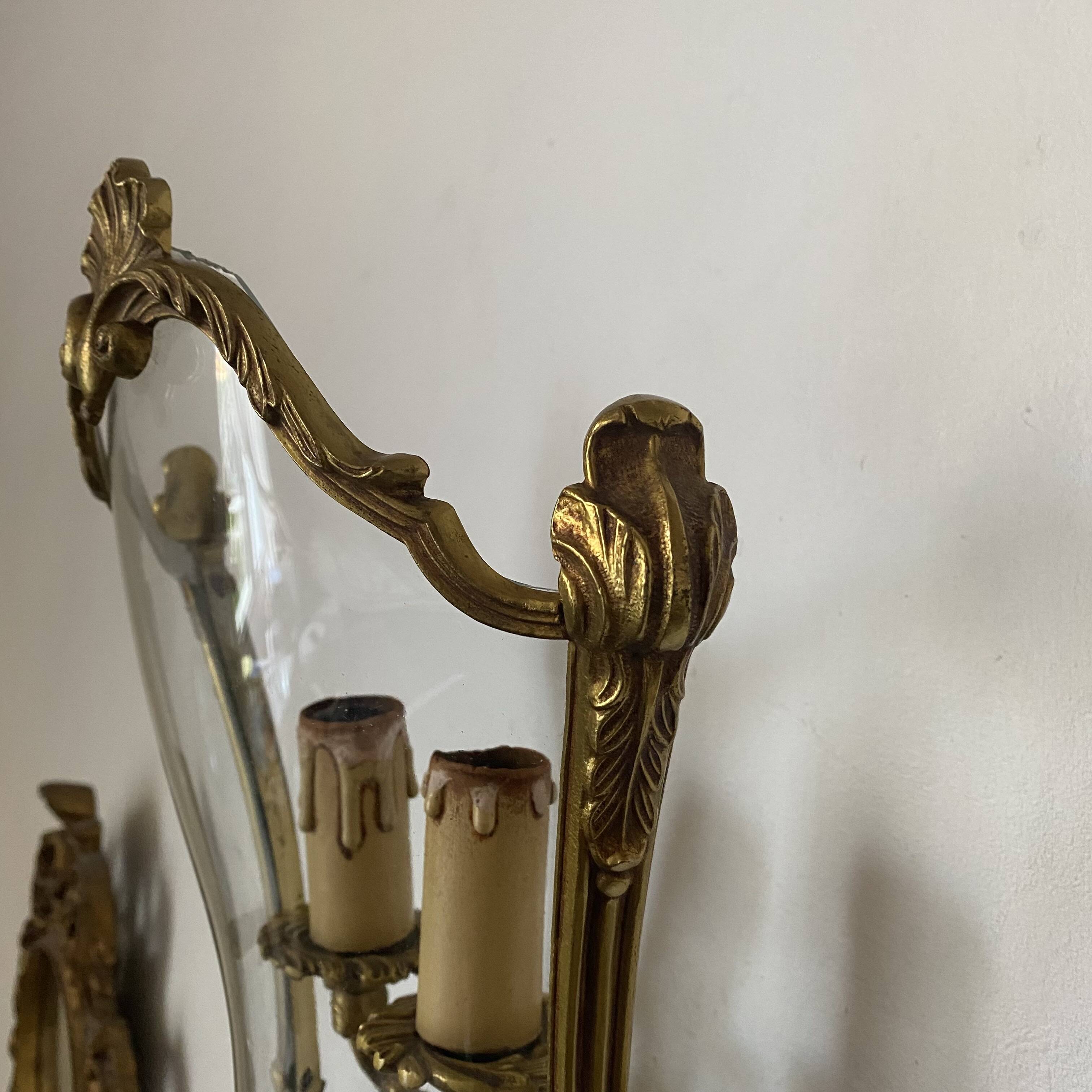 Wall lamp in Louis XV style in brass, shell decoration.