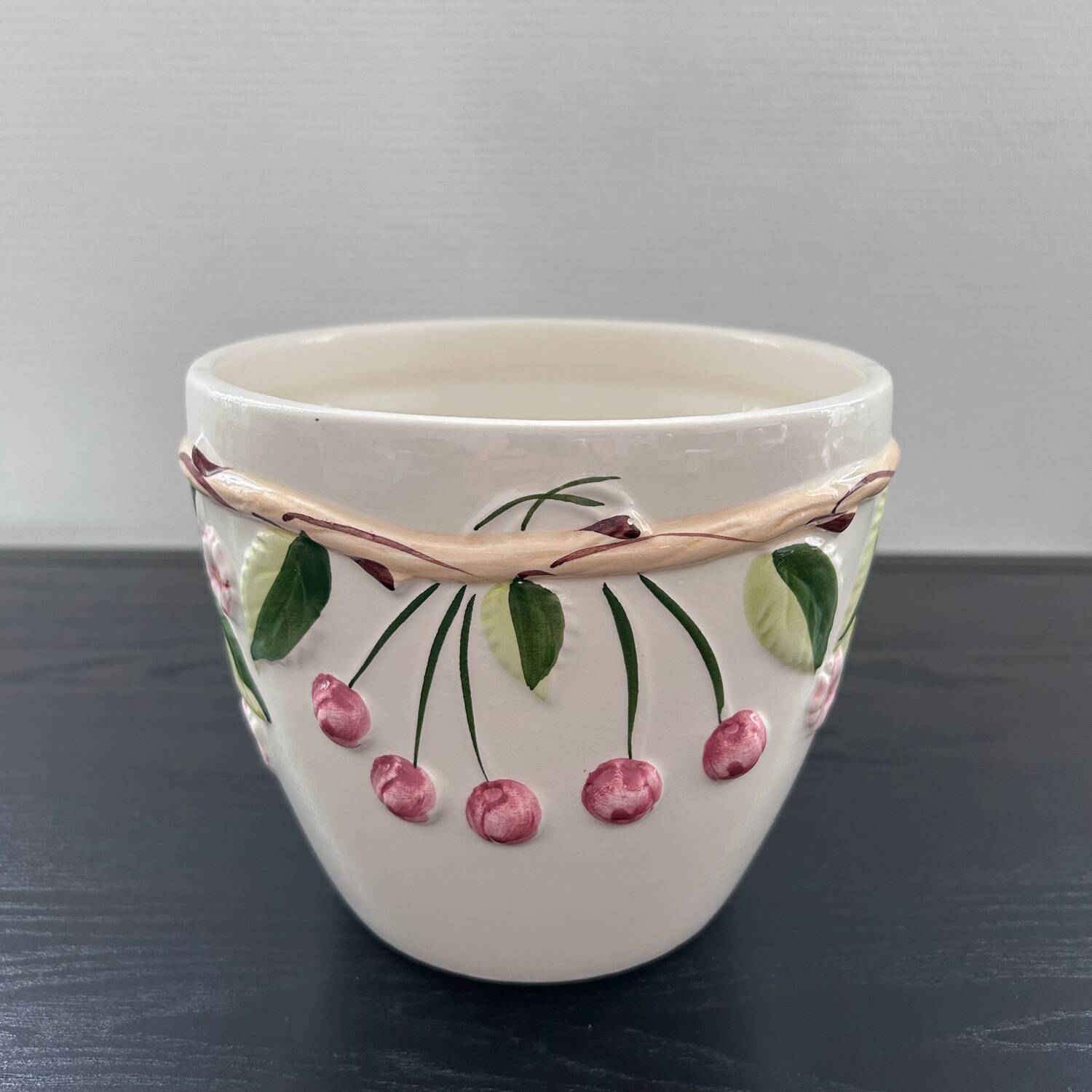 Cherry pot cover in slip