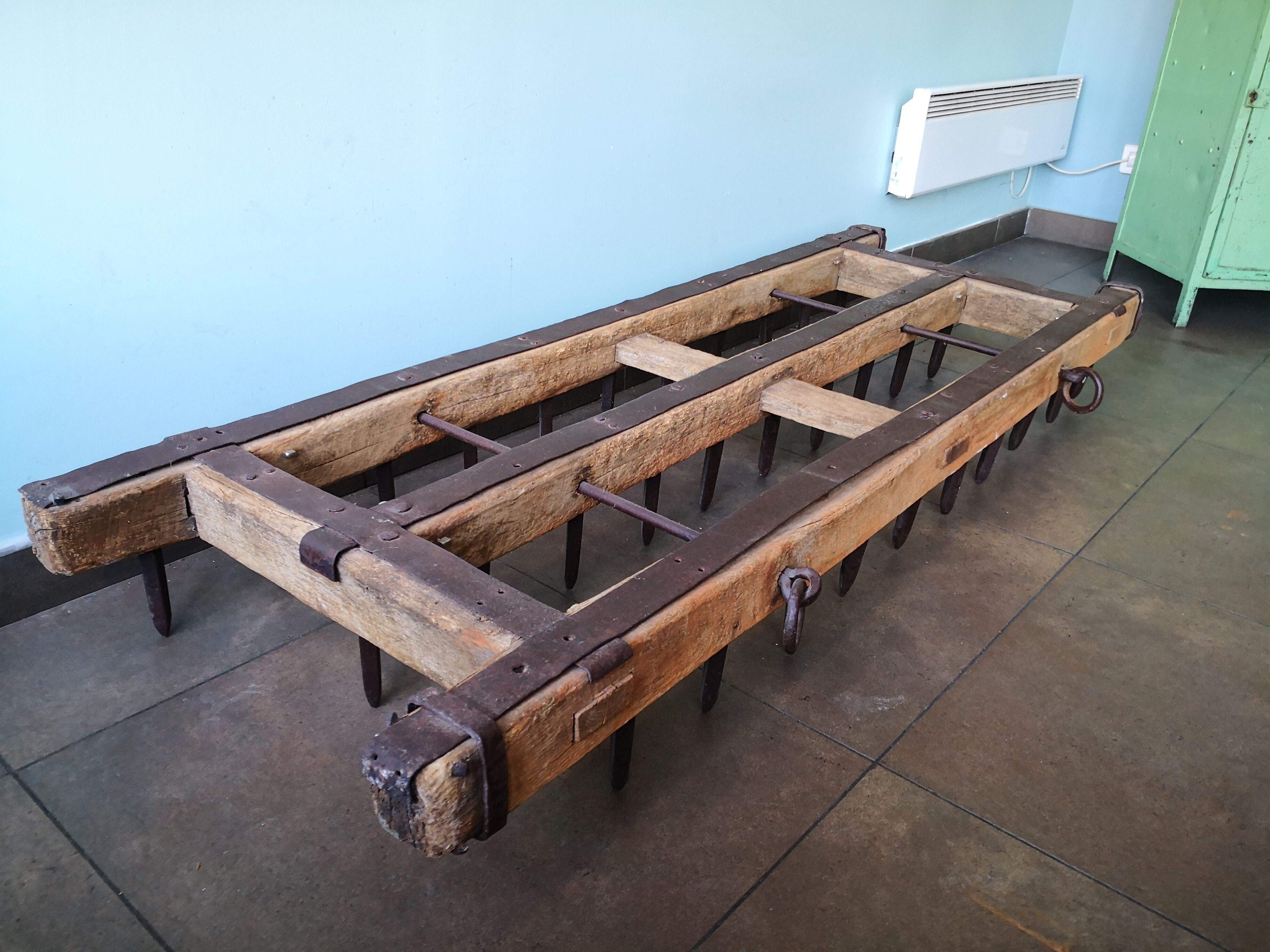 Table basse, herse agricole