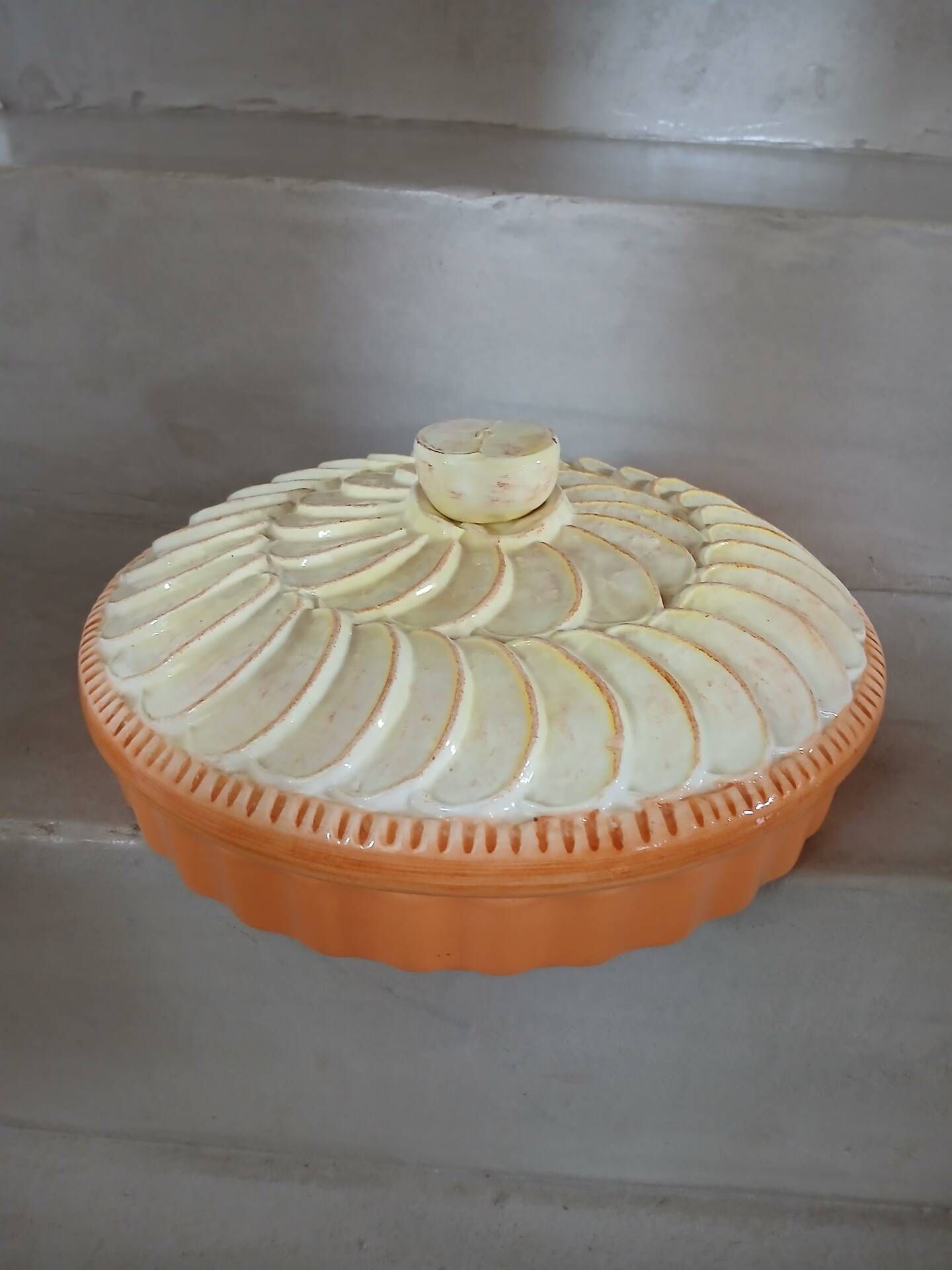 Vintage pie dish in majolica