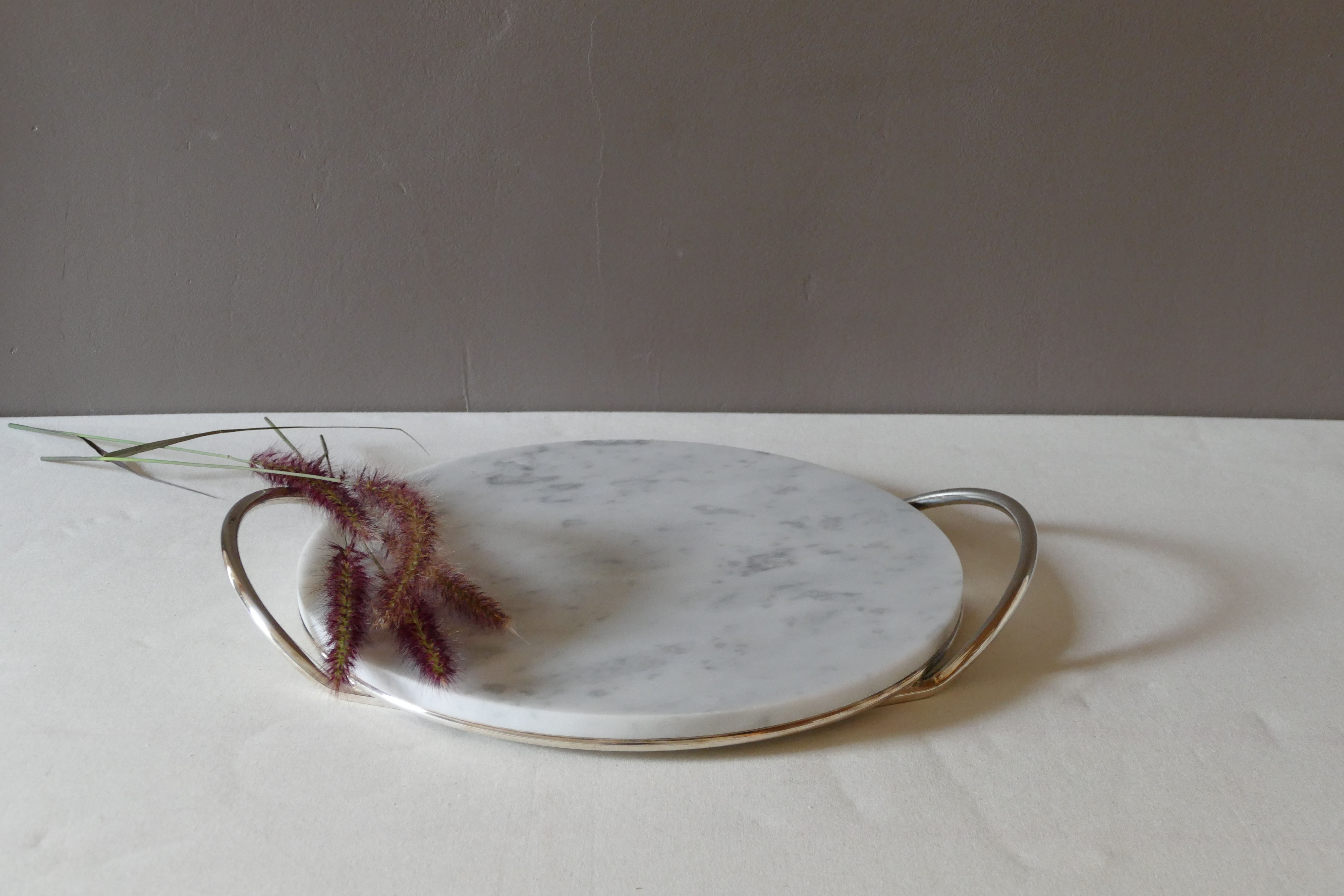 Oval cheese platter in marble and silver