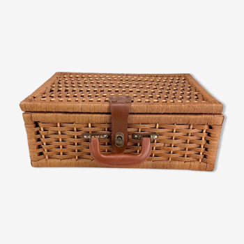 Wooden suitcase and woven hemp string