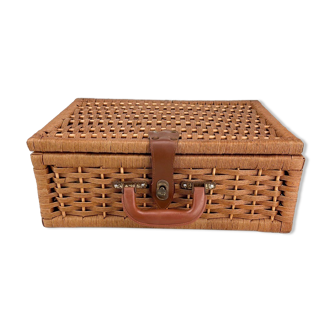 Wooden suitcase and woven hemp string