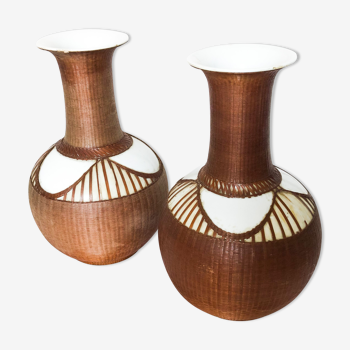 Paire de vases vintage en porcelaine chinoise cerclés d’osier