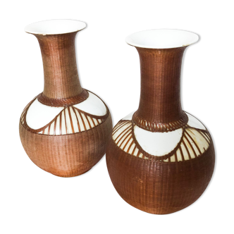 Paire de vases vintage en porcelaine chinoise cerclés d’osier