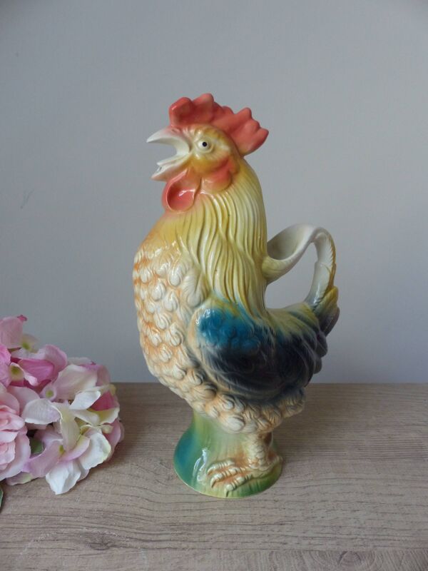 Pichet en barbotine coq vintage – couleurs douces jaune et bleu, vintage