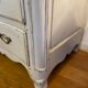 Commode d'époque régence patinée gris clair. Parfait état.