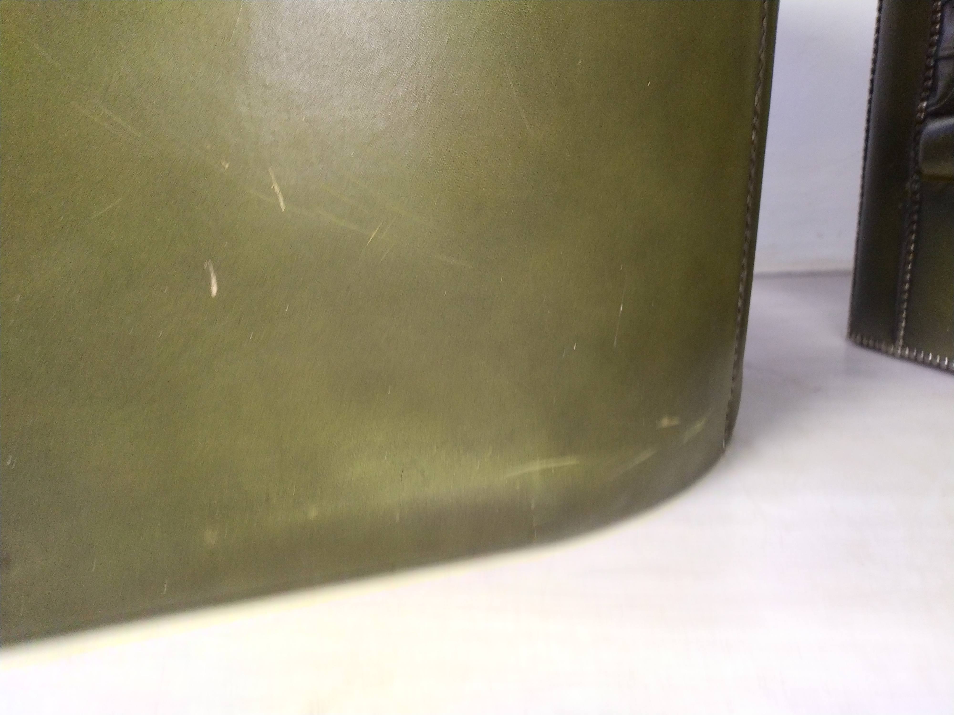 Paire de fauteuils Chesterfield cuir vert