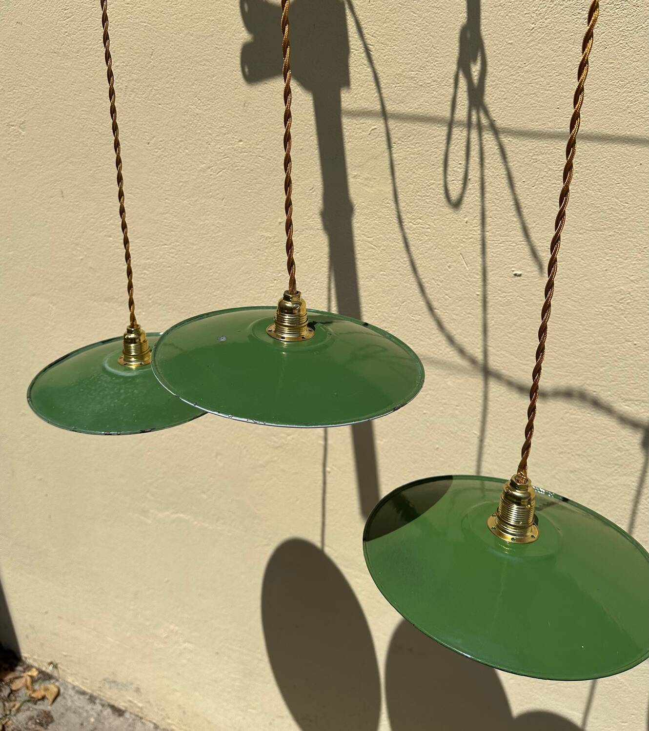 Set of 4 vintage pendant lights with enamelled sheet metal lampshades – Industrial Farmhouse