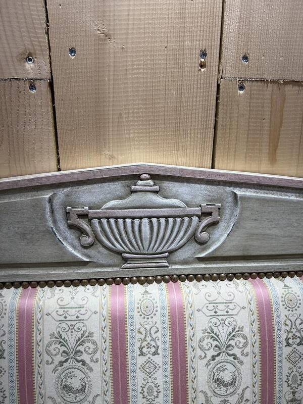 Lit capitonné et réchampi de style Louis XVI