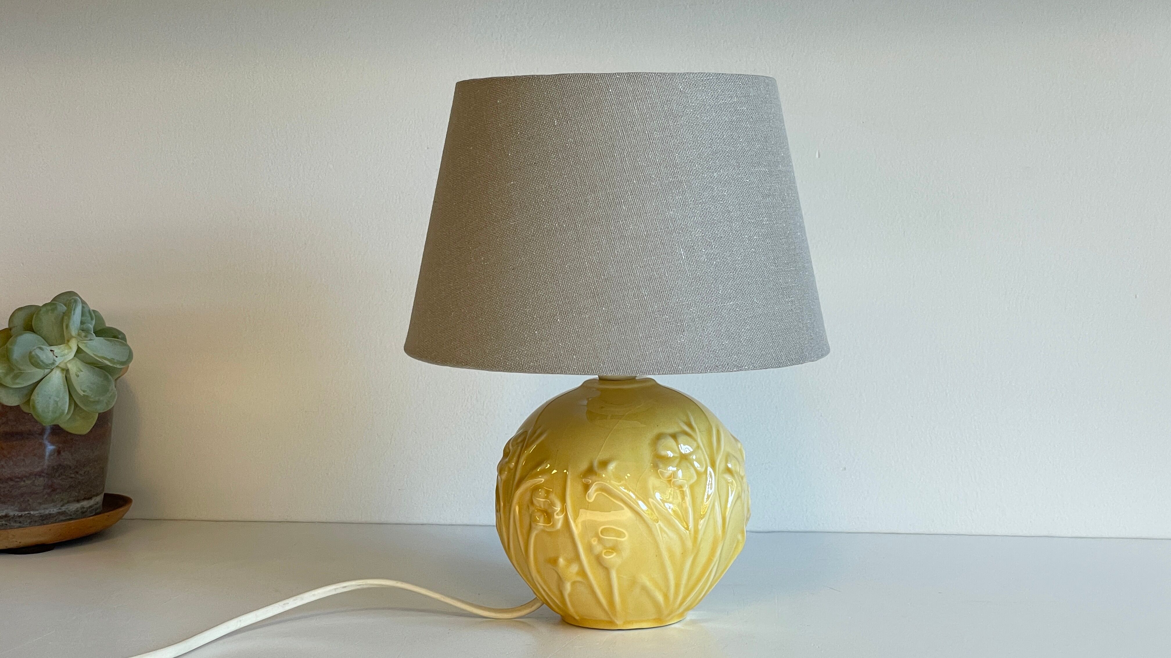 Lamp vintage yellow ceramic ball