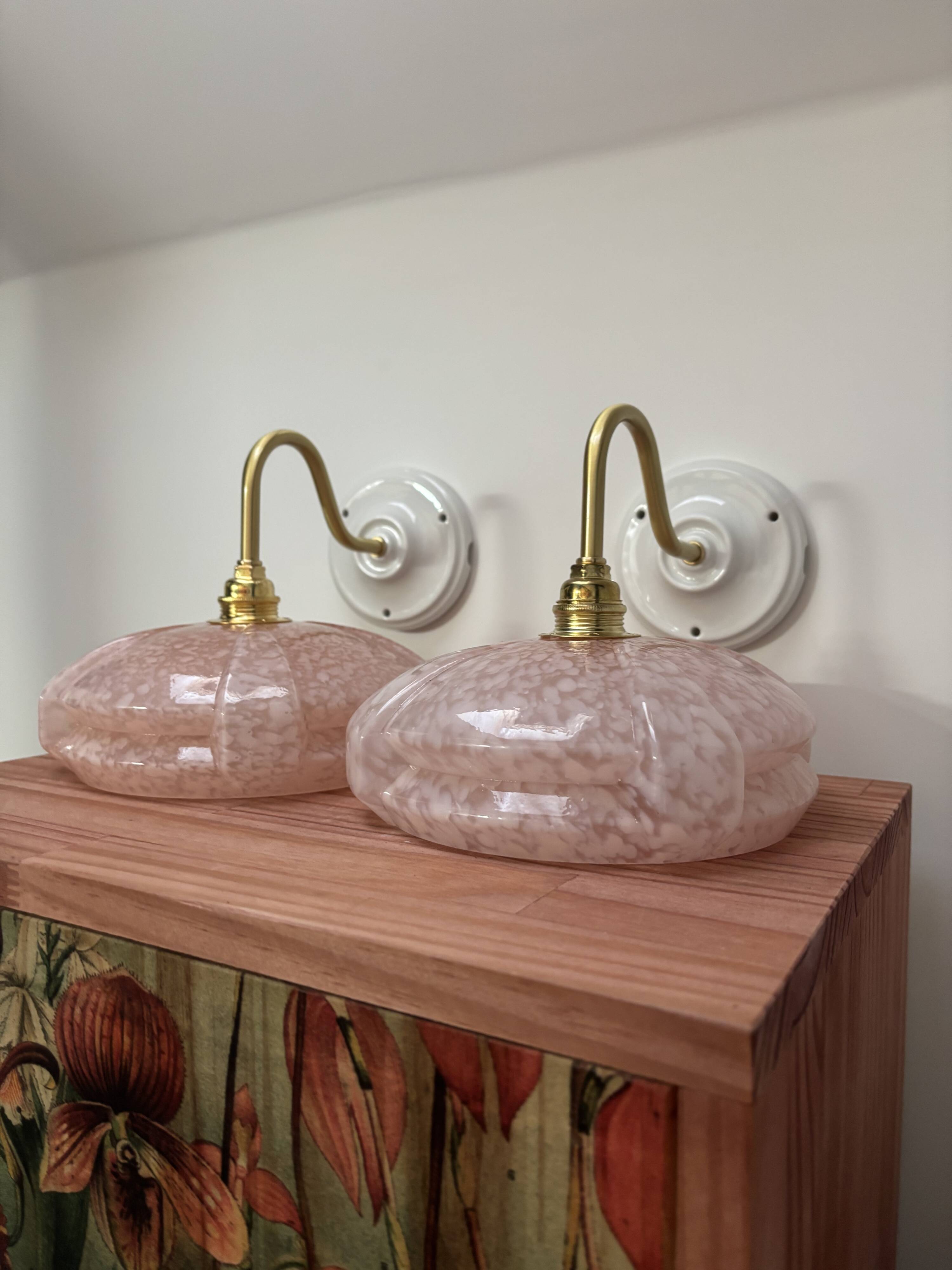 Paire d’appliques murales roses