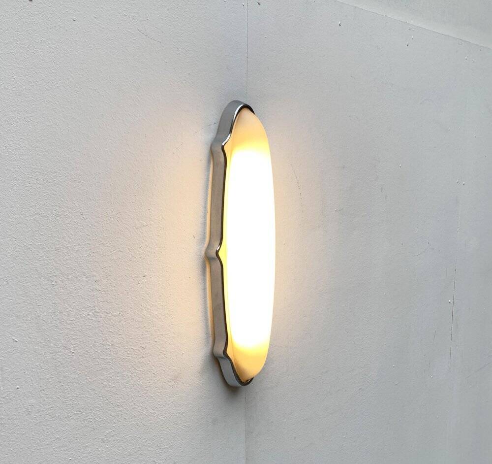 Geco wall light for indoor and outdoor use, postmodern Italian design by Luciano Pagani and Angelo Perversi for Arteluce, 1990s.