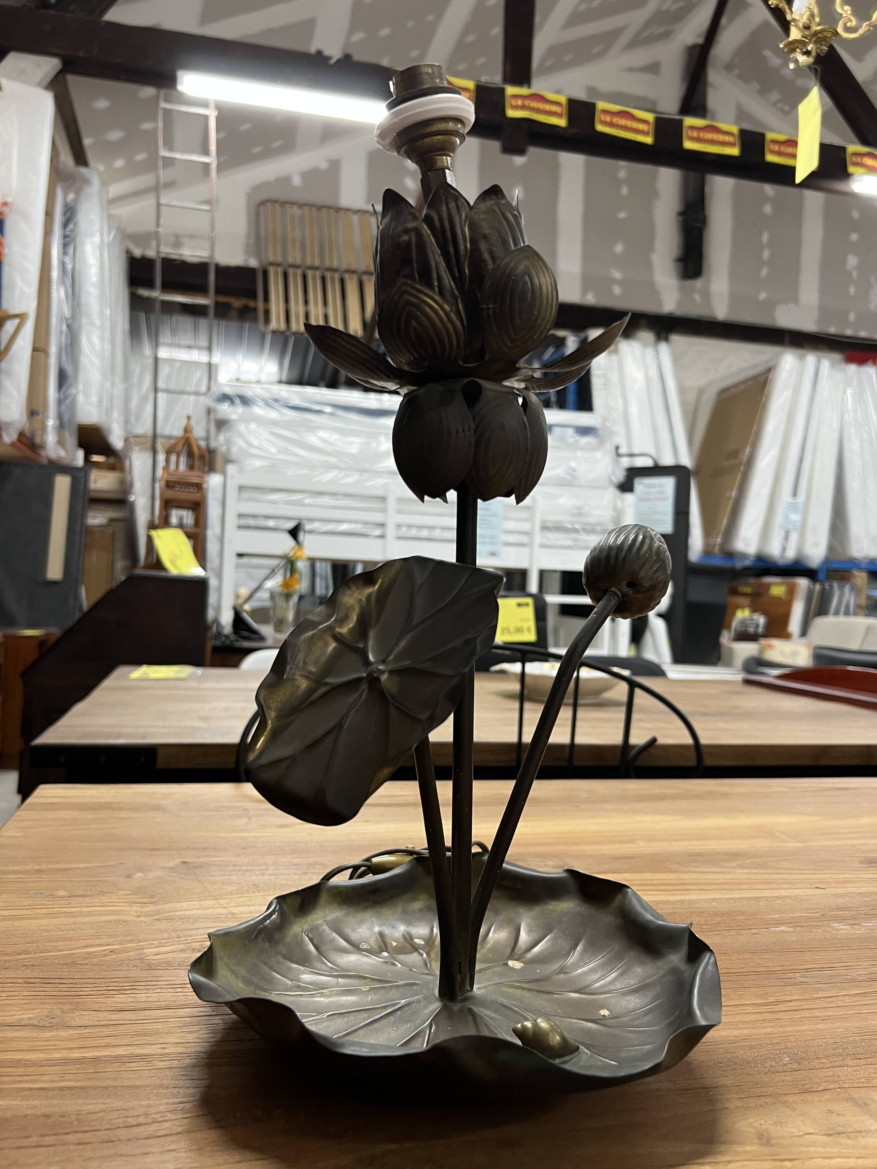 Pied de lampe nénuphar en laiton vintage