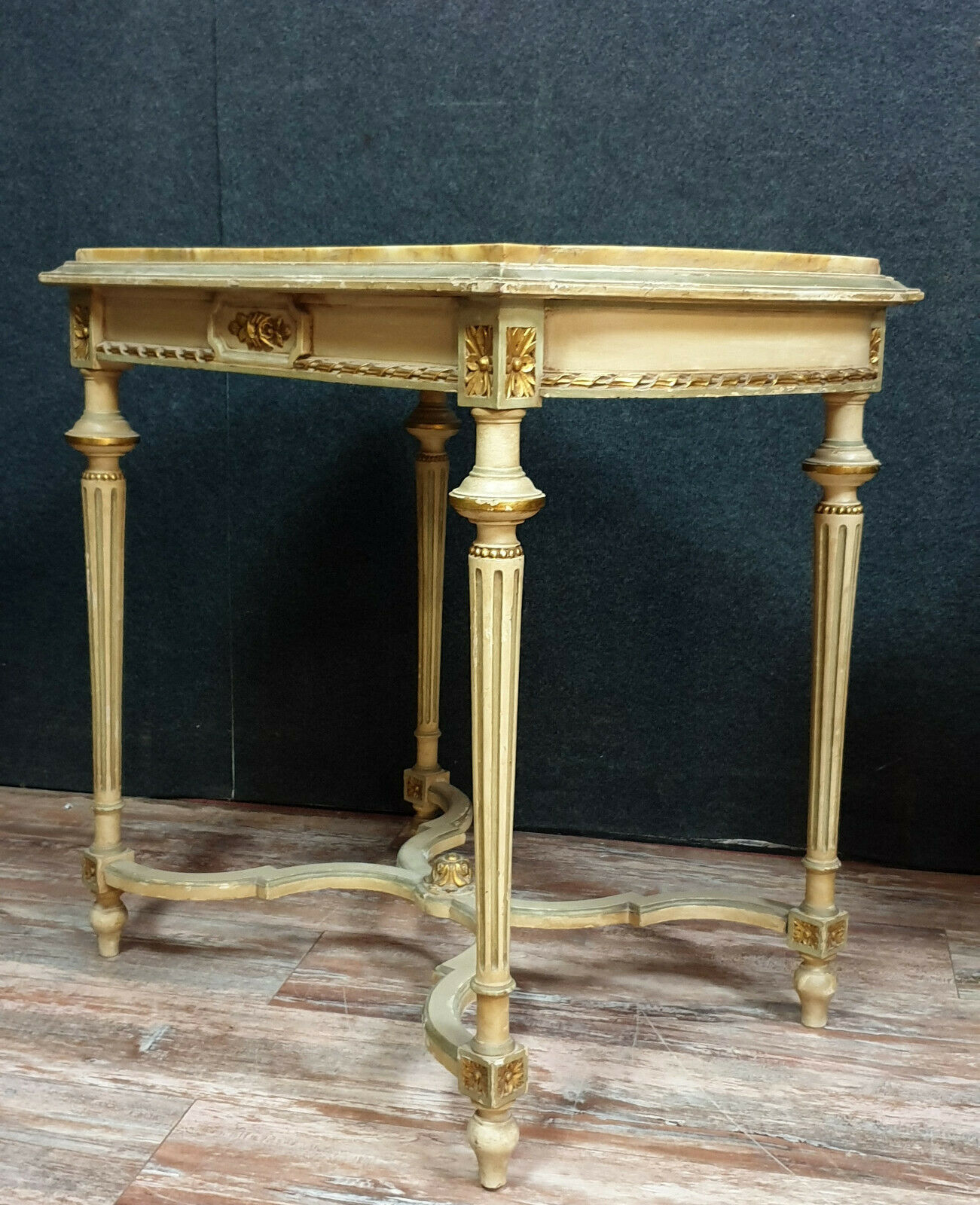 Guéridon d'apparat Louis XVI en bois laqué doré