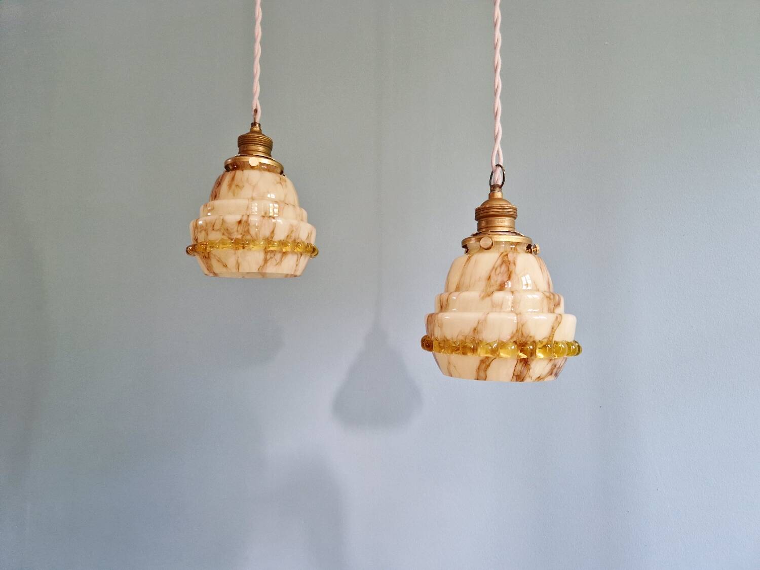 Duo de suspensions Art Déco en opaline et ouraline, 1920-30