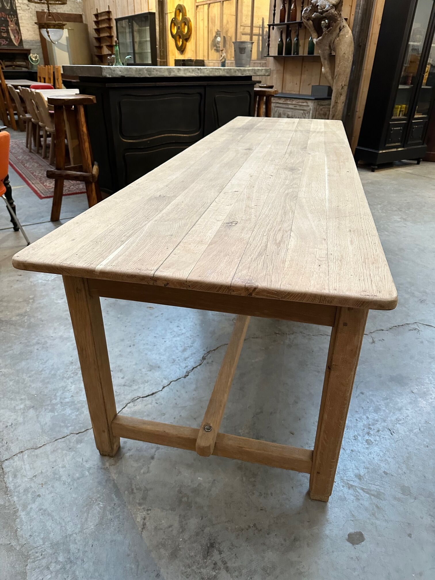 Oak farmhouse table and its 2 benches